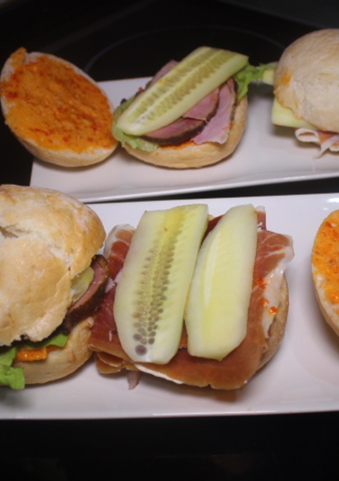 Una foto de Bollos con jamones, lechuga y pepino