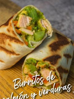 Una foto de 🥦🐟🌯Burritos de salmón y verduras 🌯🐟🥦