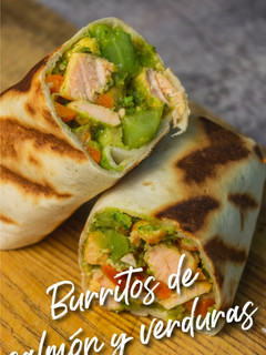 Una foto de 🥦🐟🌯Burritos de salmón y verduras 🌯🐟🥦