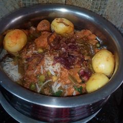 A picture of Chicken tandoor yellow biryani.