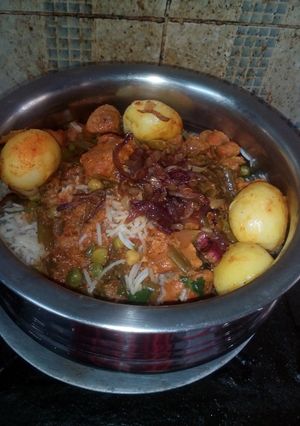 A picture of Chicken tandoor yellow biryani.