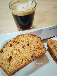 Una foto de Plumcake con aguacate y pistacho
