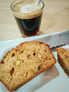 Una foto de Plumcake con aguacate y pistacho