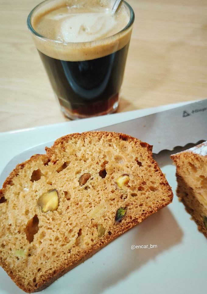 Una foto de Plumcake con aguacate y pistacho