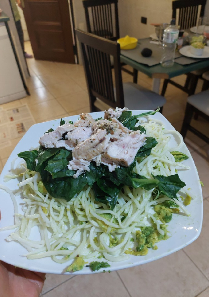 Una foto de Tallarines con palta