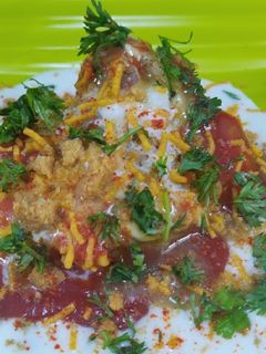 समोसा चाट (Samosa chaat recipe in Hindi) रेसिपी मुख्य फोटो