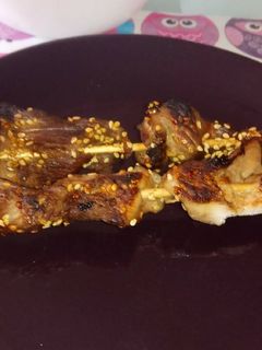 Una foto de Brochetas de pollo/pavo con salsa de soja y miel
