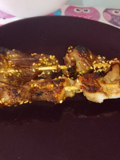 Una foto de Brochetas de pollo/pavo con salsa de soja y miel