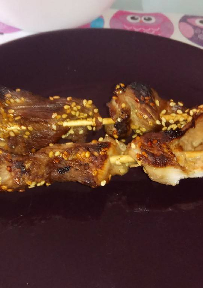 Una foto de Brochetas de pollo/pavo con salsa de soja y miel