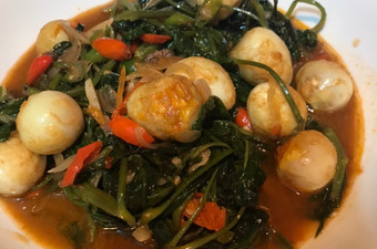 Bagaimana Membuat Tumis Kangkung Puyuh Pedas, Enak