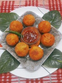 मूग डाळ कचोरी (moong dal kachori recipe in marathi) रेसिपी चे मुख्य फोटो