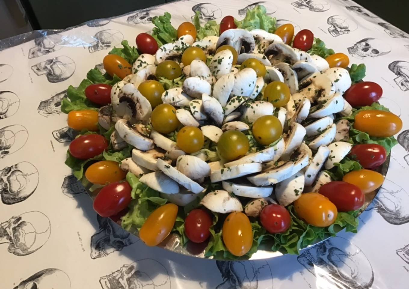 Salade de champignons et courgettes aux tomates cerises tricolores