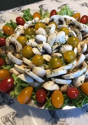 Une photo de Salade de champignons et courgettes aux tomates cerises tricolores