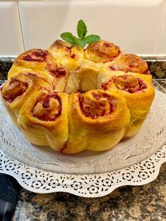 Una foto de Brioche con mermelada de frambuesa