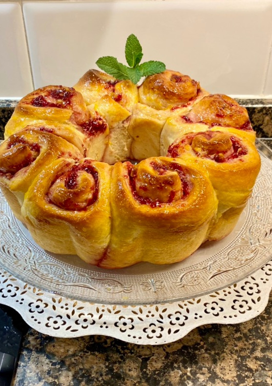 Una foto de Brioche con mermelada de frambuesa