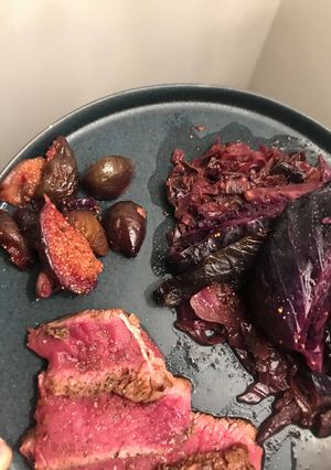 Une photo de Côte de boeuf au café, figues et choux rouge braisé