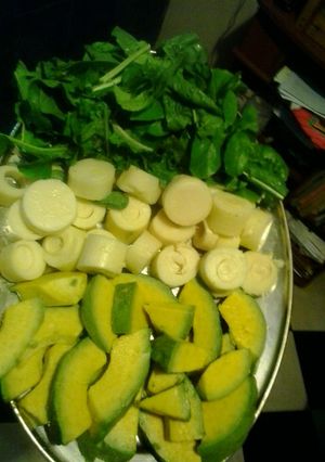 Una foto de Ensalada de palmito, rúcula y aguacate con oliva y balsámico