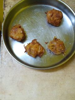 ரோட்டுக்கடை வெங்காய வடை (Venkaaya vadai recipe in tamil) செய்முறை முக்கிய புகைப்படம்
