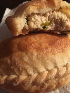 Una foto de Empanadas de pollo y salsa blanca