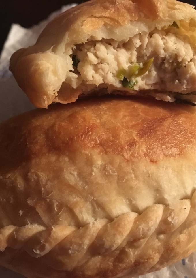 Una foto de Empanadas de pollo y salsa blanca