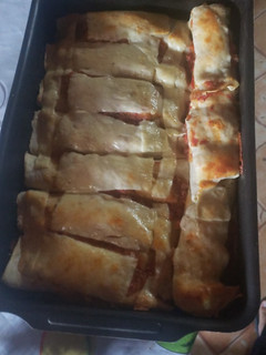Una foto de Canelones de carne, salsa roja