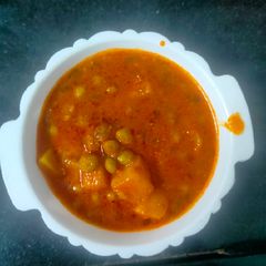 A picture of Tuvar in tomato gravy.