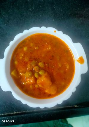 A picture of Tuvar in tomato gravy.