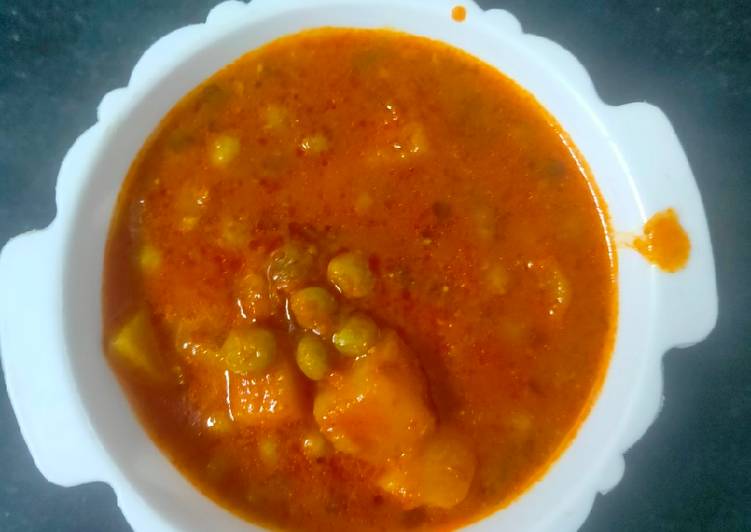 Tuvar in tomato gravy