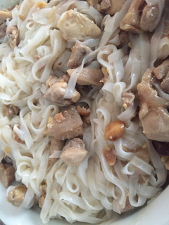 Una foto de Noddles ó tallarines de arroz con pollo
