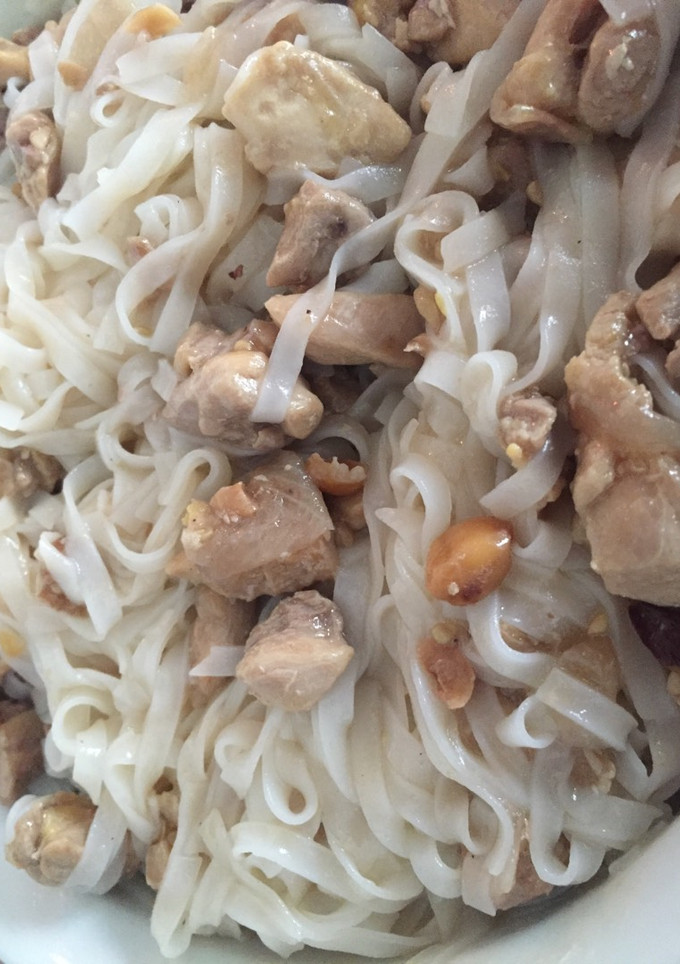 Una foto de Noddles ó tallarines de arroz con pollo