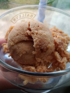 Una foto de Helado de banano y durazno.🍌🍑