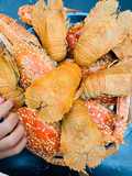 Ghẹ và tôm mũ ni luộc cạn với sả