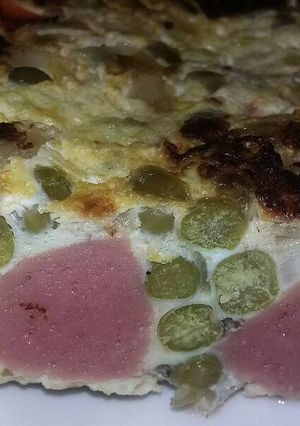 Una foto de Tortilla de arvejas con salchichas