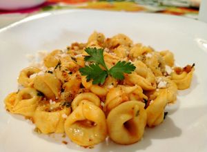 Foto di Tortellini Ripieni di Prosciutto Crudo con Olio di Oliva Extravergine, Aglio e Peperoncino Polvere