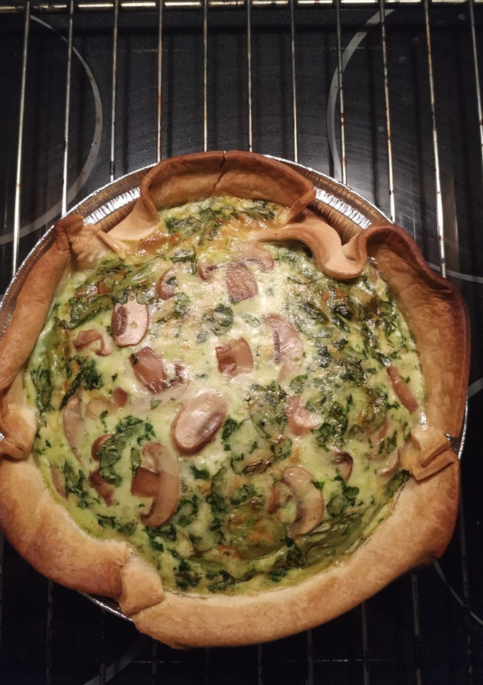 Una foto de Quiche de espinacas y champiñones