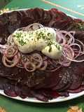 Carpaccio de betteraves à l'oignon rouge, mozzarella et persil (sauce balsamique blanc)