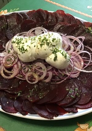 Une photo de Carpaccio de betteraves à l'oignon rouge, mozzarella et persil (sauce balsamique blanc)