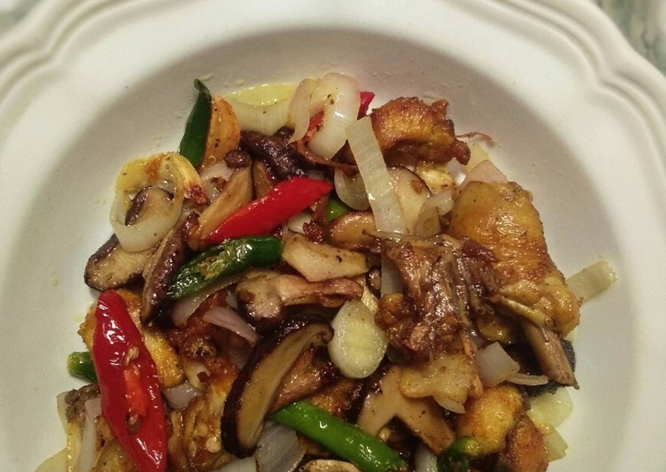 Ayam goreng kunyit dan cendawan