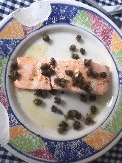 Una foto de Salmón con alcaparras