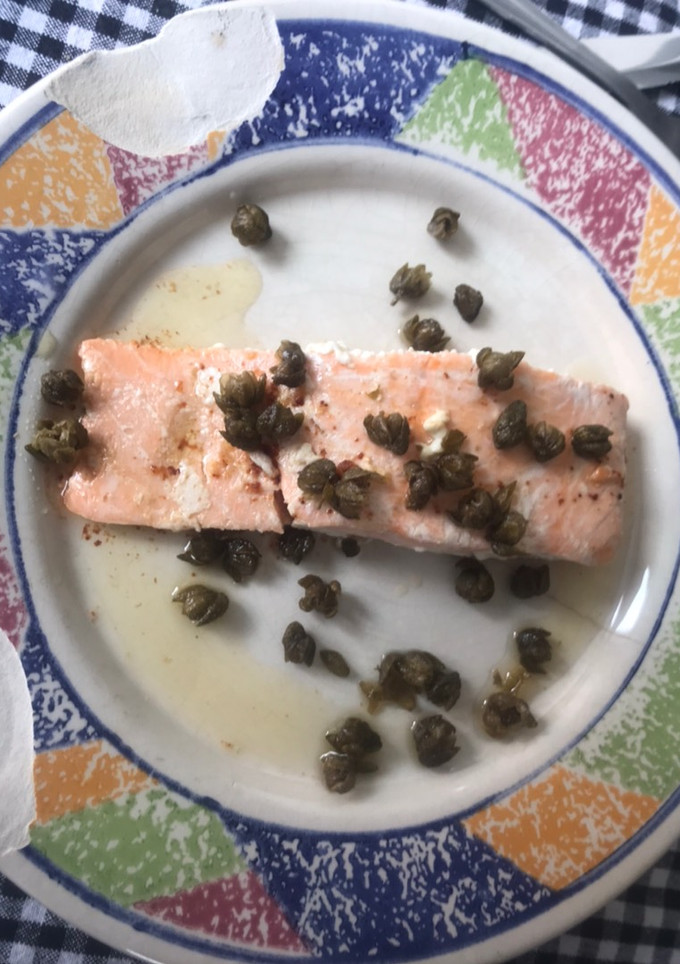 Una foto de Salmón con alcaparras