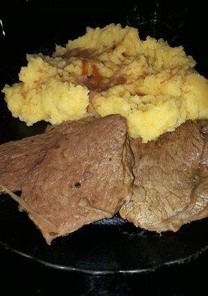 Una foto de Bifes con puré mixto