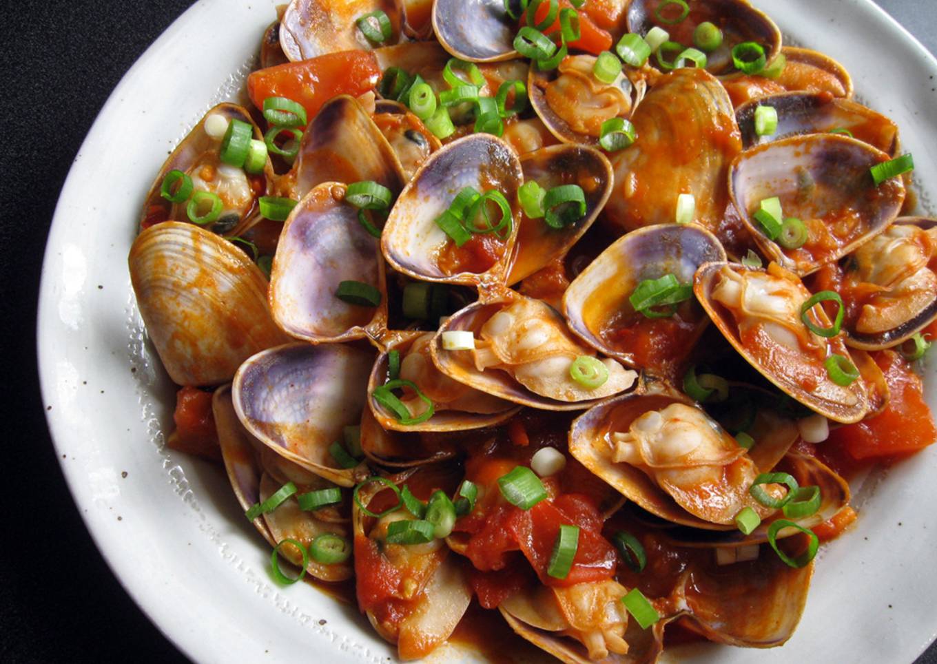 Stir-fried Clams with Spicy Tomato Sauce