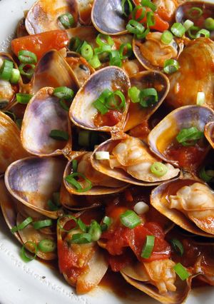 A picture of Stir-fried Clams with Spicy Tomato Sauce.