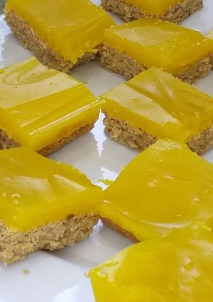 Una foto de Cuadrados de avena y limón veganos