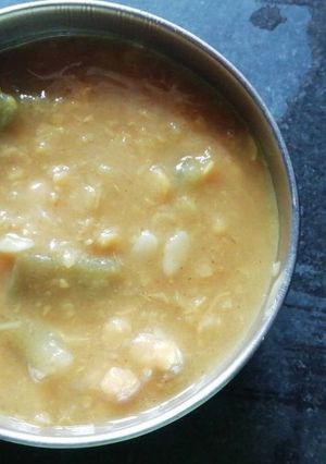 A picture of Chana lauki dal.
