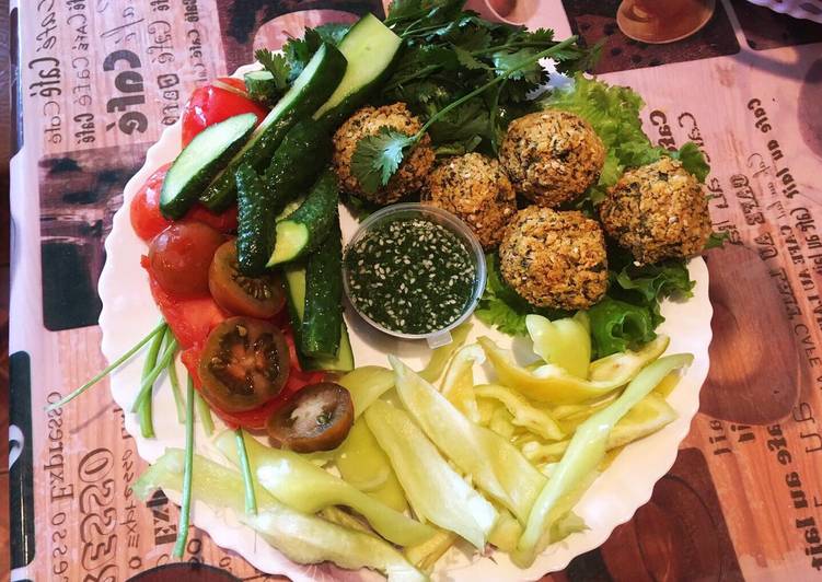 Фалафель на тарелке