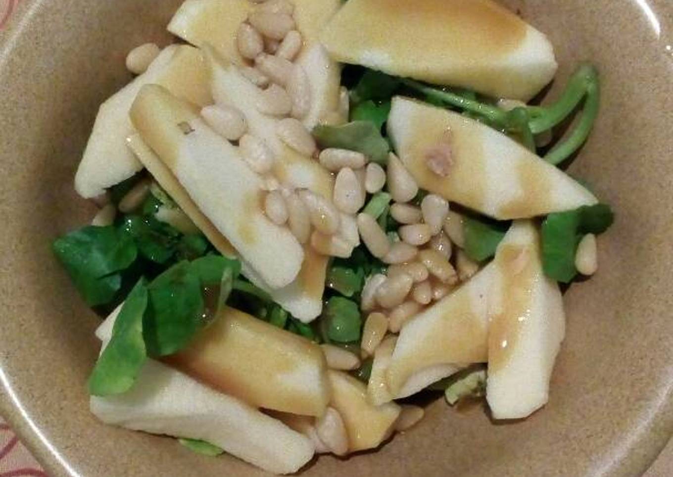 Ensalada de berros con manzana y piñones