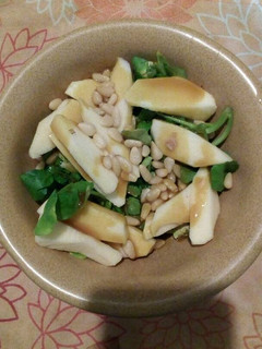 Una foto de Ensalada de berros con manzana y piñones