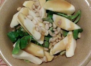 Una foto de Ensalada de berros con manzana y piñones