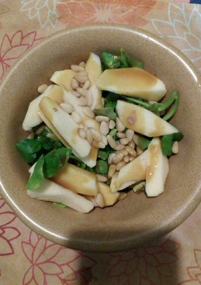 Una foto de Ensalada de berros con manzana y piñones